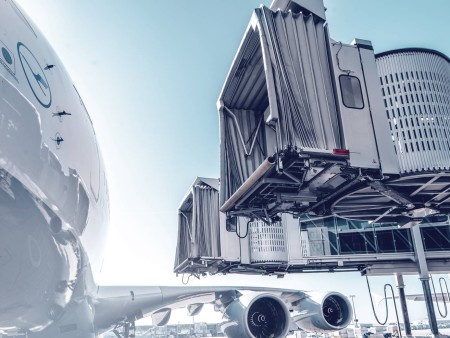 Entering your plane faster – thanks to remote-controlled boarding bridges