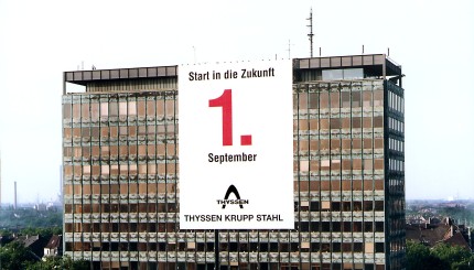 Die Fusion der beiden Stahlgesellschaften von Thyssen und Krupp zum 1. September 1997 wurde unübersehbar an der Hauptverwaltung des neuen Unternehmens dokumentiert.