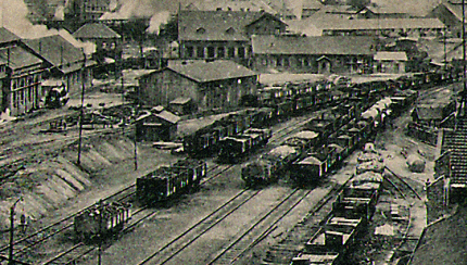 1895 ließ August Thyssen in Bruckhausen ein Thomas-Stahlwerk bauen, um unabhängig vom Schrottmarkt auch Stahl aus phosphorreichen Erzen erzeugen zu können, Postkartenansicht um 1900.