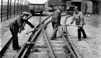 Dreiwegweiche aus dem Weichen- und Gleisbremsenbau der Gewerkschaft Deut-scher Kaiser in Hamborn-Bruckhausen, um 1916.