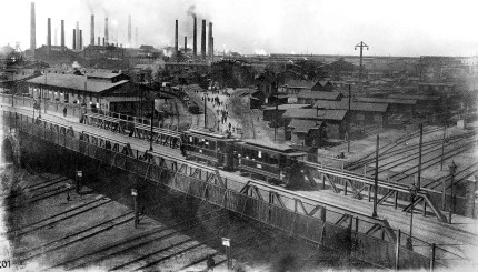 Teilansicht des Hüttenwerks Bruckhausen der August Thyssen-Hütte, Gewerkschaft, um 1920. Blick ins Werk und auf die August-Thyssen-Brücke.