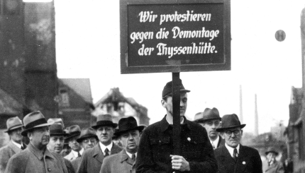 Thyssen-Angestellte protestieren gegen die Demontage ihres Werks, 1948.