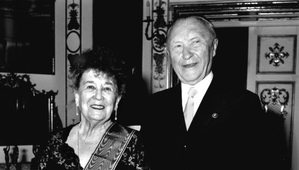 Amélie Thyssen und Bundeskanzler Konrad Adenauer auf Schloss Puchhof bei Straubing anlässlich der Verleihung des Großen Bundesverdienstkreuzes mit Stern und Schulterband am 7. August 1960.