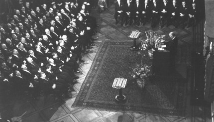 Auf der 50. Jubilarfeier der Firma Fried. Krupp am 1.4.1967 gab Alfried Krupp von Bohlen und Halbach in der Villa Hügel die Stiftungsabsicht bekannt.