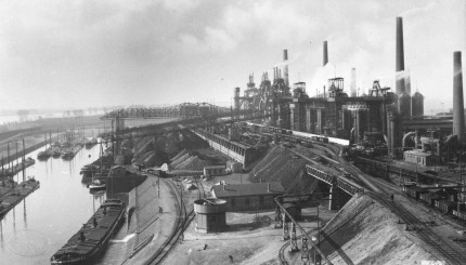 Hochöfen und Hafenanlagen der Friedrich-Alfred-Hütte in Rheinhausen, um 1905