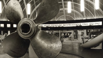 Schiffspropeller der "Europa" aus nichtrostendem Stahl auf der Hannover Messe im Jahr 1962, er wird heute im Park der Villa Hügel in Essen gezeigt