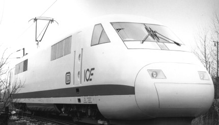 Am 19.3.1985 wurde in Essen der erste ICE-Triebkopf an die Deutsche Bundesbahn übergeben. Diese Hochleistungslokomotive ist federführend von dem Unternehmen Krupp Industrietechnik in Arbeitsgemeinschaft mit fünf deutschen Schienenfahrzeug- Herstellern entwickelt und gebaut worden.